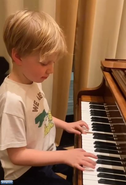 Сын Ксении Собчак сыграл на пианино