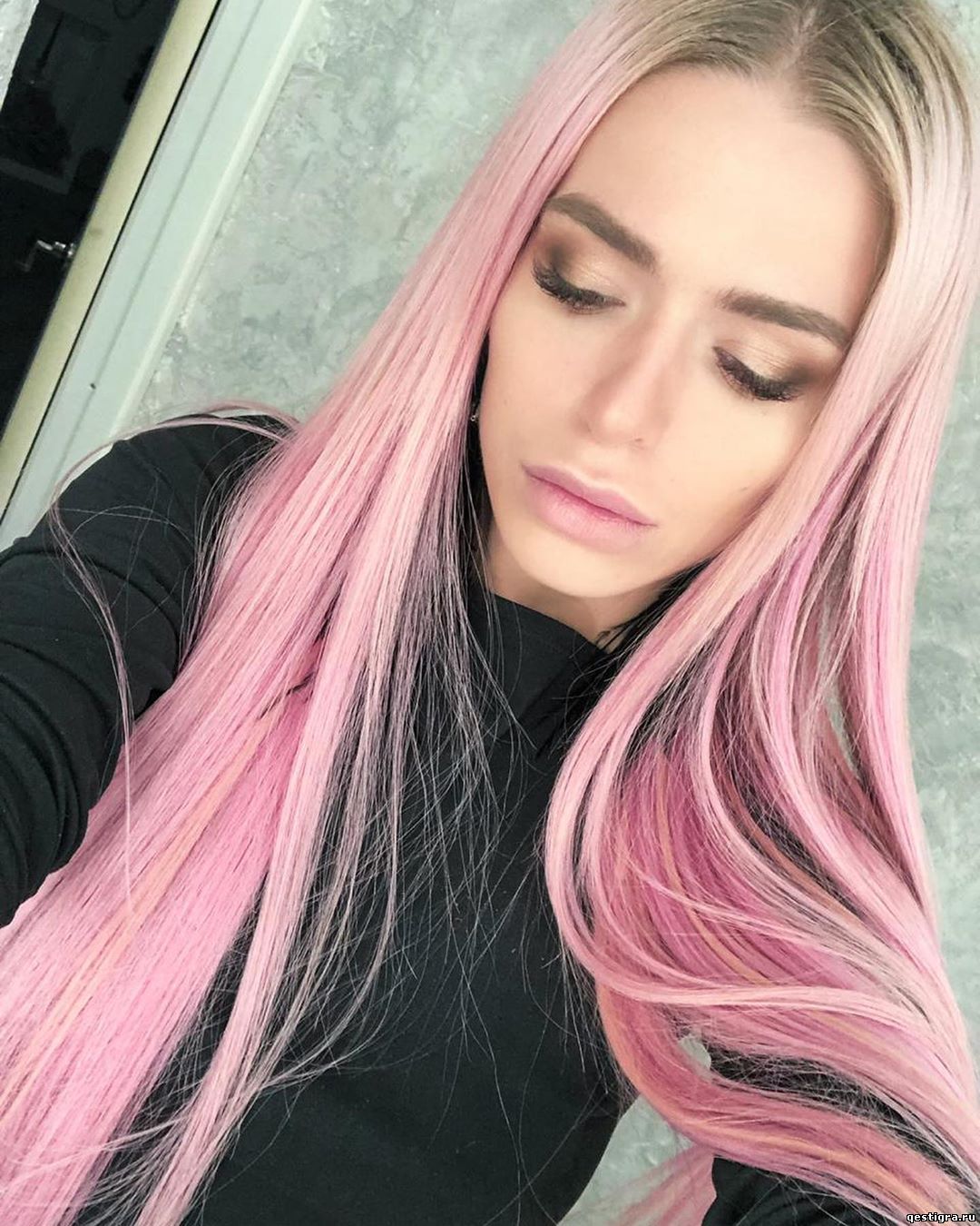 Настя Балинская покрасила волосы в розовый цвет, чтобы найти нового п