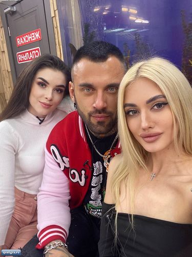 К Артему Гранту пришли две девочки