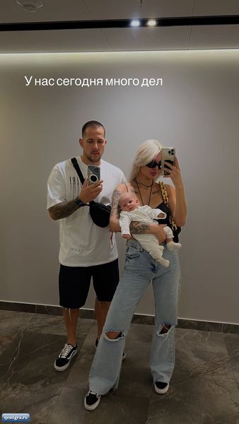 У Аниты Кобелевой есть свой стилист. который покупает ей обувь