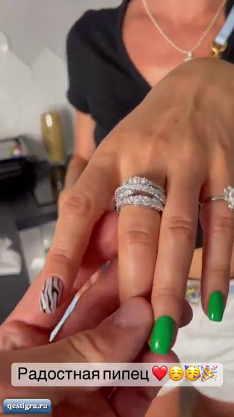 Роман Капаклы одарил Марину Африкантову подарками на их годовщину