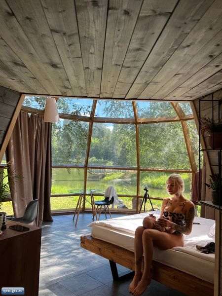 Федор Стрелков с женой и сыном отдыхают за городом