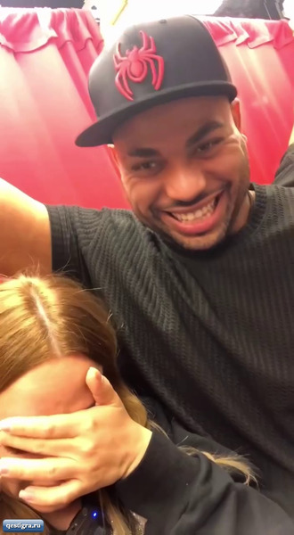 Юля Ефременкова на спор изобразила кекс в примерочной