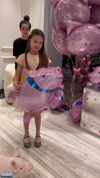 Ксения Бородина на день рождения младшей дочери завалила дом свиньями