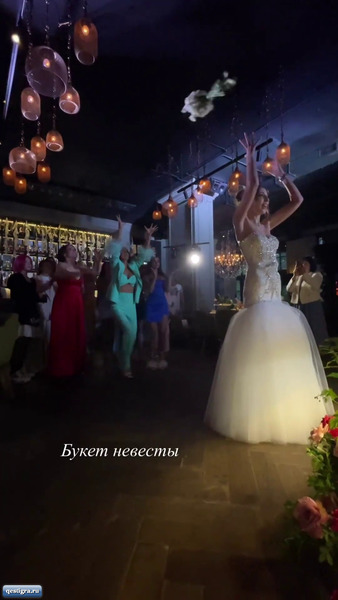 Ирина Пингвинова поймала букет невесты на свадьбе Яны Захаровой