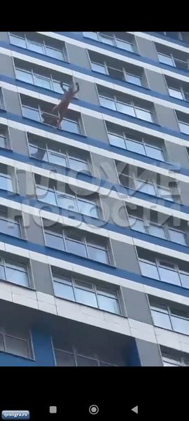 Жесткие кадры из Москвы: голый мужчина выбросился с 26 этажа