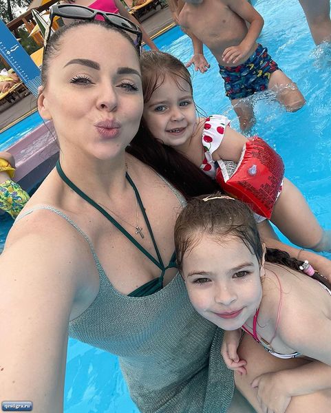 Оля Рапунцель сводила детей в аквапарк