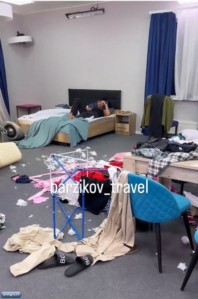 Катя Горина и Сергей Хорошев разгромили комнату.