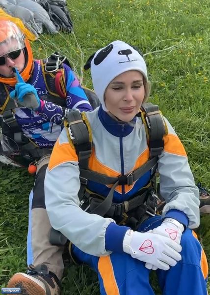 Настя Голд впервые прыгнула с парашютом