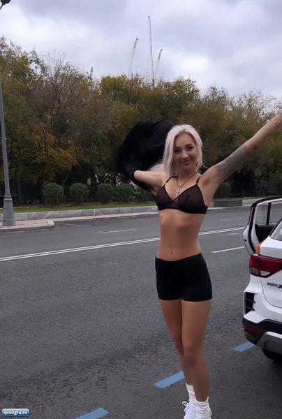 Анастасии Стецевят больше переодеться негде, кроме как на дороге?