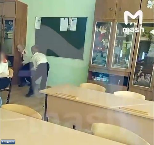 В хабаровской школе мальчик в кадетской форме жёстко избил одноклассни