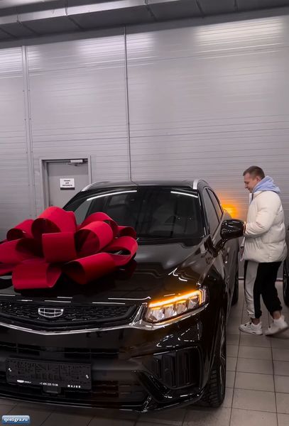 Яна Захарова подарила мужу машину