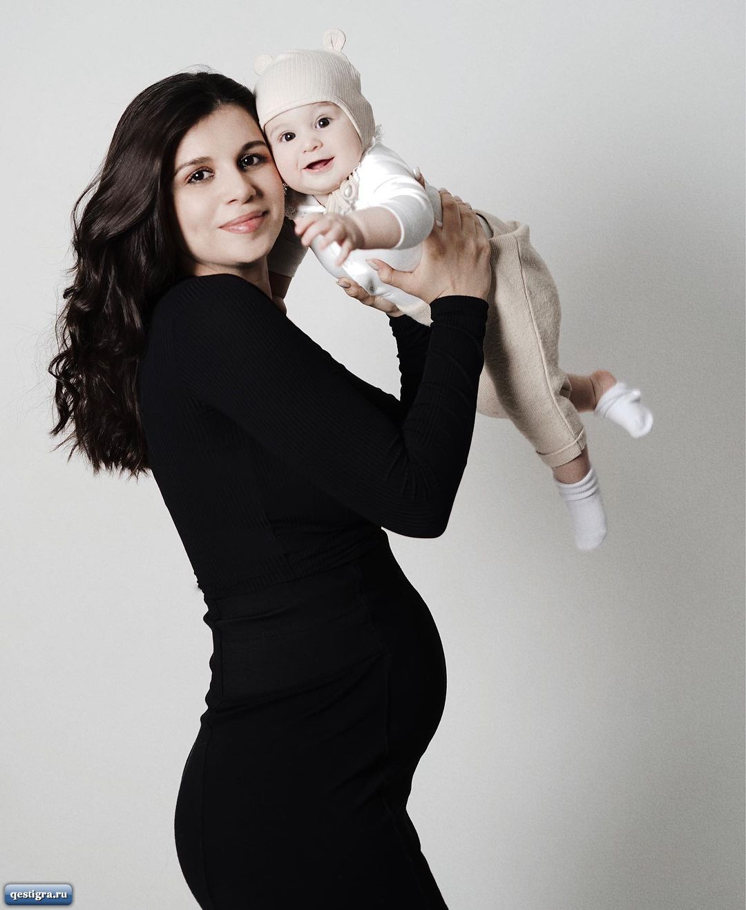 Беременная Алиана Устиненко сделала фотосессию с младшей дочкой