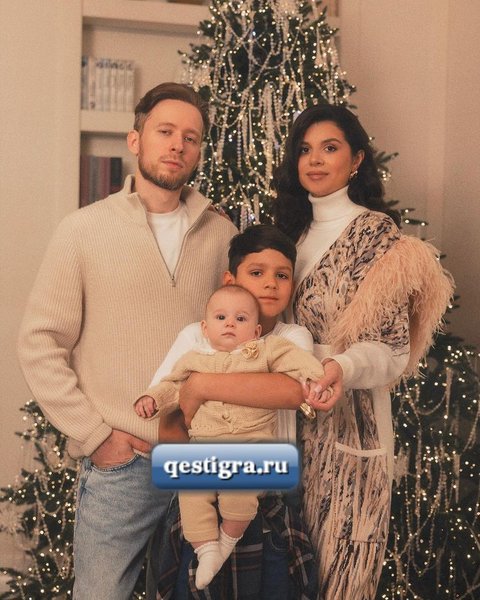 Новогодняя фотосессия Алины Устиненко с семьёй