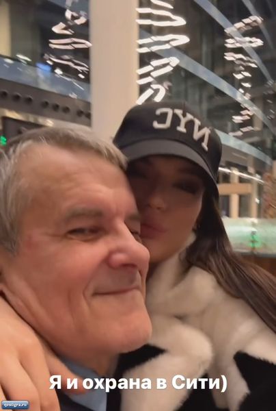 Селена Майер пристаёт к охраннику