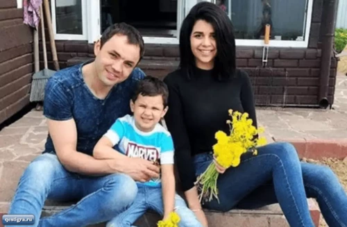 Пока Александр Гобозов в тюрьме, его жену, маму и Алиану Устиненко при