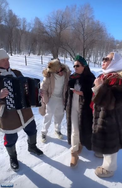 Ксения Бородина отдыхает с подругами в Горно-Алтайске
