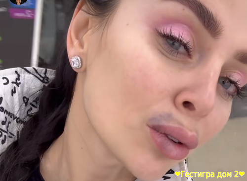 Вика Романец сдула губы