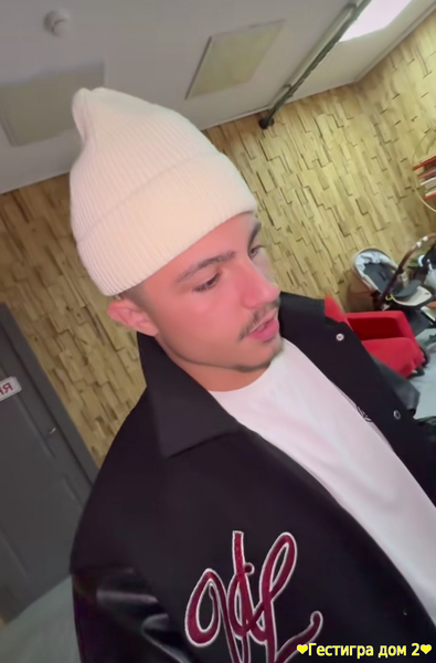 Никита Гуранда заболел и собирается лечиться водкой. Никита Гуранда заболел и собирается лечиться водкой.