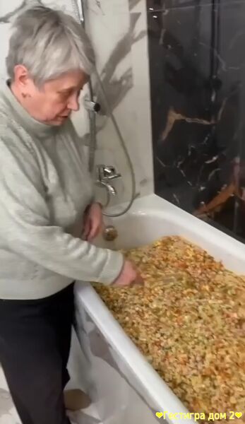 Целую ванну оливье приготовила женщина на Новый год.