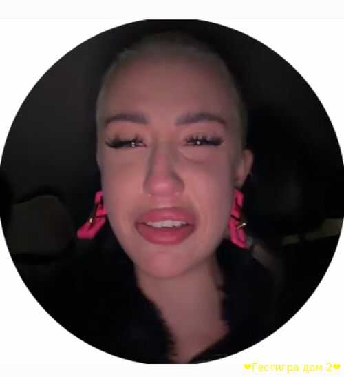 Кенели Сайкс в слезах. Ее никак не поздравил с днём рождения