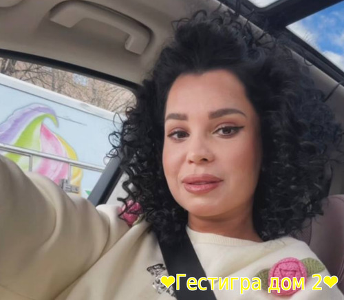 Игривая малышка Юлия Колисниченко экспериментирует с причёской перед с Игривая малышка Юлия Колисниченко экспериментирует с причёской перед с