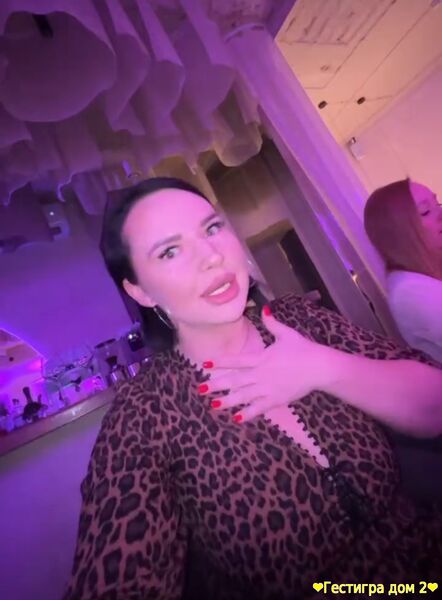 Саша Черно рассказала что ее молодой человек угрожает ей покончить с с